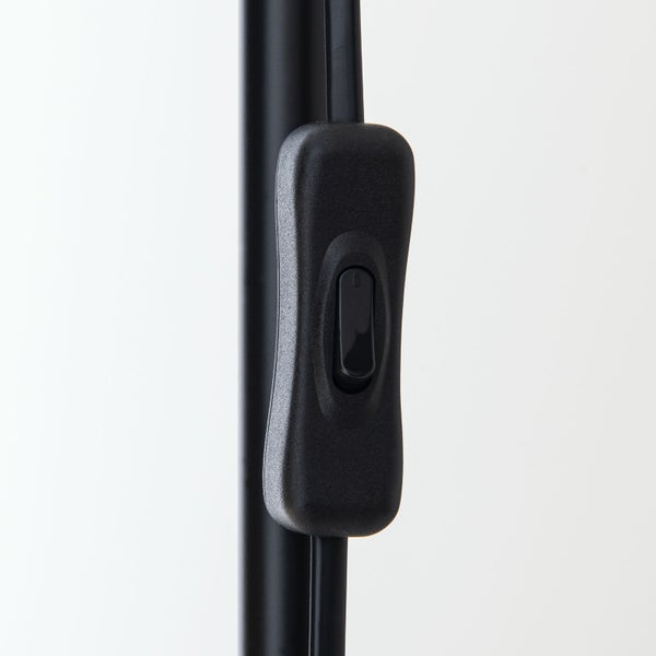 Detailaufnahme eines Schalters an einer Stehlampe