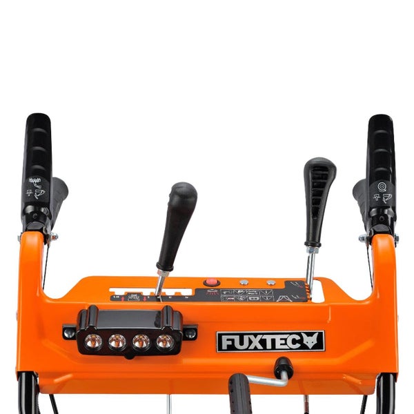 Nahaufnahme der Bedienelemente einer Schneefräse mit Fuxtec Logo