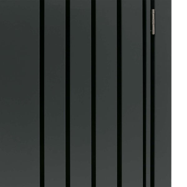 Nahaufnahme einer grauen Holztür mit vertikalen Rillen und einem Scharnier