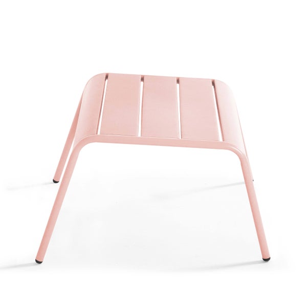 Rosafarbener Garten-Loungesessel mit Armlehnen und passendem Hocker aus Metall mit Latten-Design.