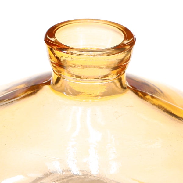 Detailaufnahme des Flaschenhalses und der Öffnung einer runden Glasvase.