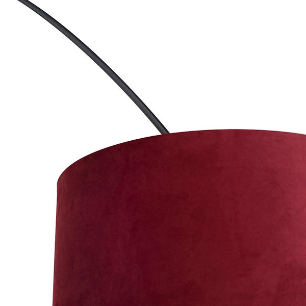 Detailansicht einer Pendelleuchte mit einem Lampenschirm aus Samt