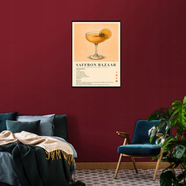 Wandbild mit Cocktailillustration Saffron Bazaar in einem Schlafzimmer mit Sessel und Zimmerpflanze