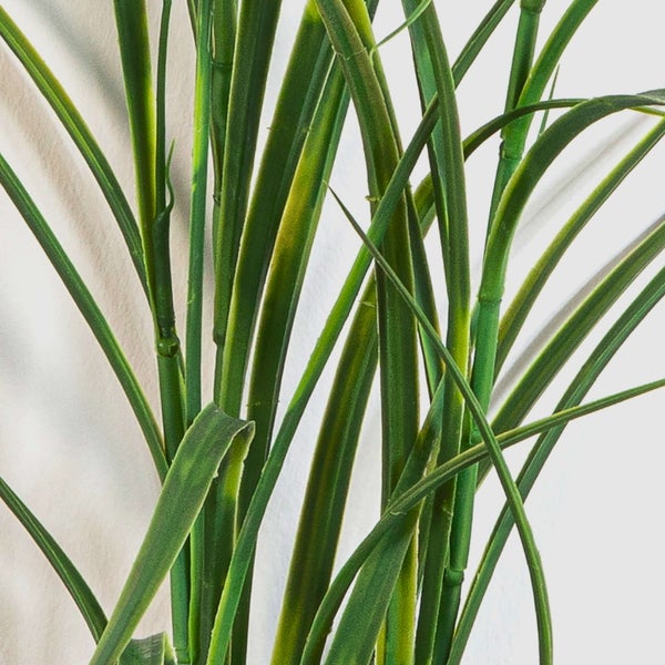 Künstliche Hortensie aus Textilmaterial in Hellblau und Weiß mit Blüten und Knospen.