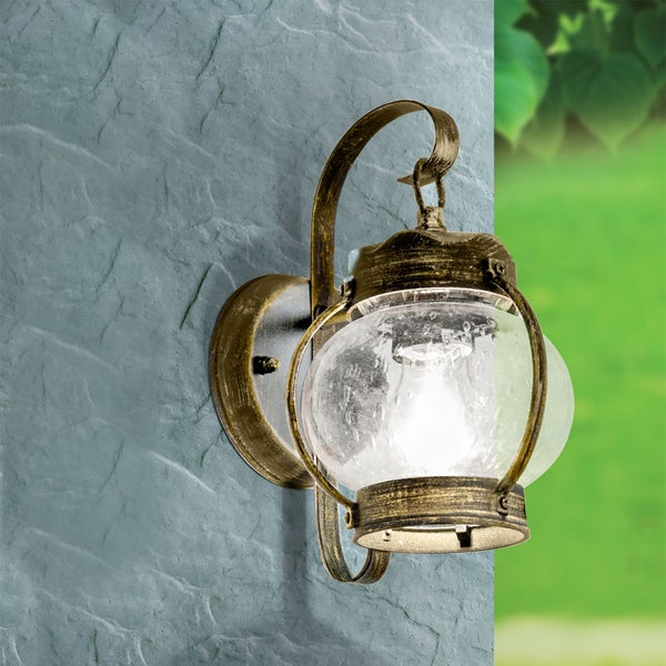 Außenwandleuchte im antiken Design mit Blasenglas und Metallgehäuse, montiert an einer strukturierten Wand.