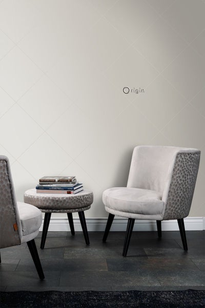 Zwei Sessel und ein Beistelltisch mit Büchern in einem hellen Raum.