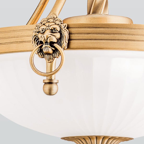 Deckenleuchte im klassischen Stil mit Löwenkopf Ornament und mattem Glasschirm
