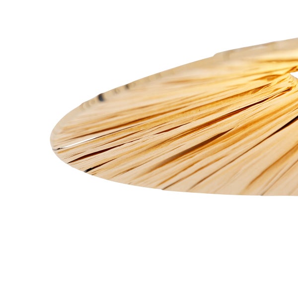 Detailansicht eines runden Lampenschirms aus plissierten Naturfasern.