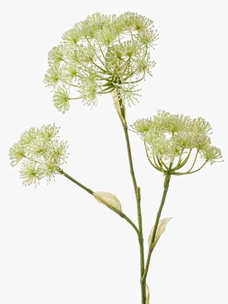 Nahaufnahme von grünem künstlichem Ziergras mit langen, schmalen Halmen.