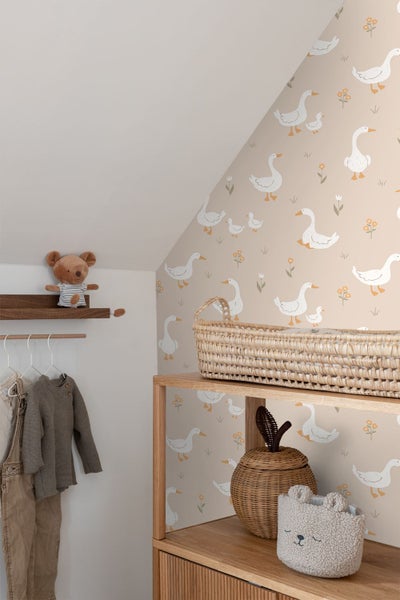 Kinderzimmer mit Tapete mit Gänsemotiv, Regalen und Stofftieren
