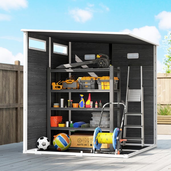 Offenes Gerätehaus in Holzoptik mit Regalsystem, Werkzeugen, Trittleiter und Gartenschlauchwagen zur Aufbewahrung und Organisation.
