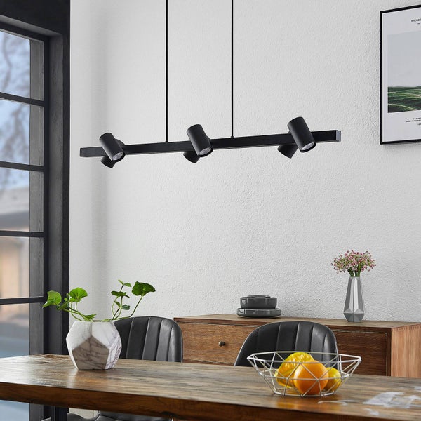 Schwarze Deckenleuchte mit sechs Strahlern über einem Esstisch