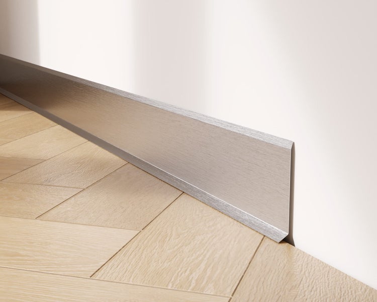 Sockelleiste aus Metall an einer Wand