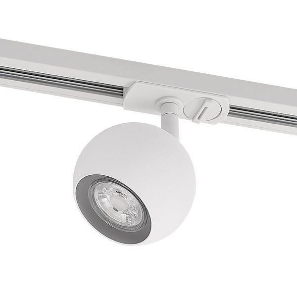 Weißer kugelförmiger Strahler an einem Schienensystem.