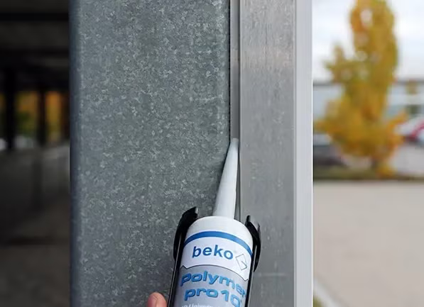 Beko Polymer Pro 10 Kartusche wird zur Abdichtung an einem verzinkten Metallpfosten verwendet