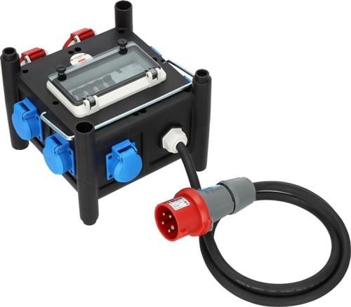 Stromverteilerkasten mit mehreren Steckdosen und Anschlusskabel