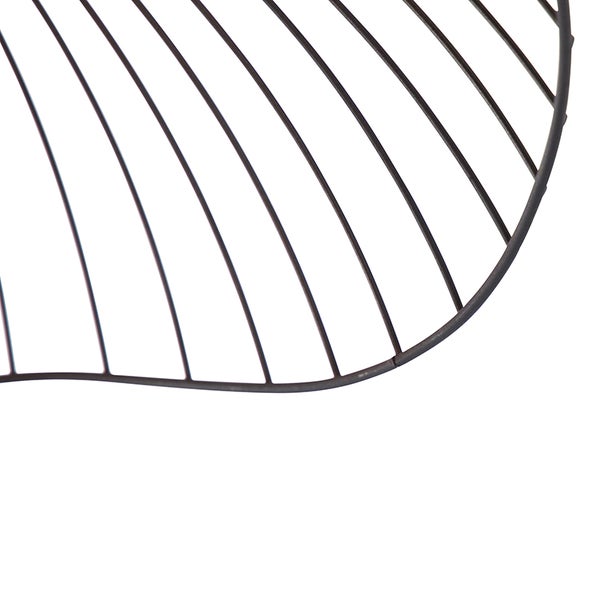 Detailaufnahme eines Metallwanddekorationsstücks mit geometrischem Drahtdesign.