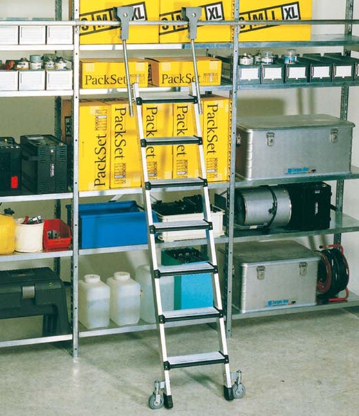 Regalleiter vor einem Lagerregal mit Boxen und Behältern