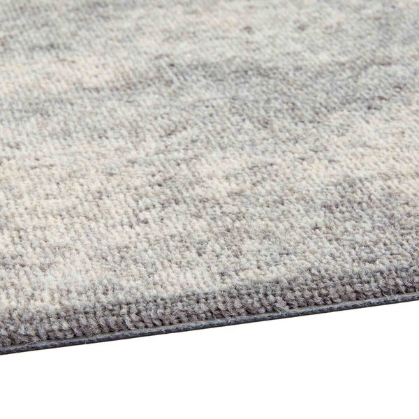 Detailaufnahme eines Teppichs mit Melange-Muster