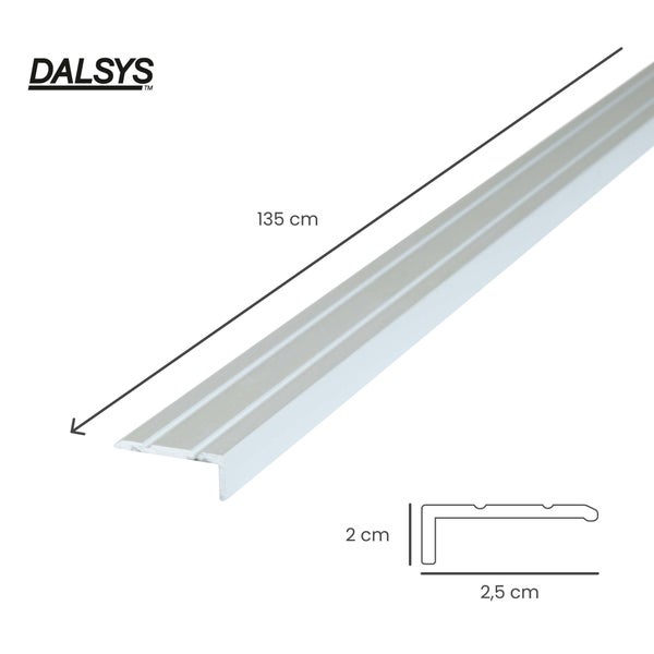 DALSYS Treppenkantenprofil: Länge 135 Zentimeter, Breite 2,5 Zentimeter, Höhe 2 Zentimeter. DALSYS Logo.