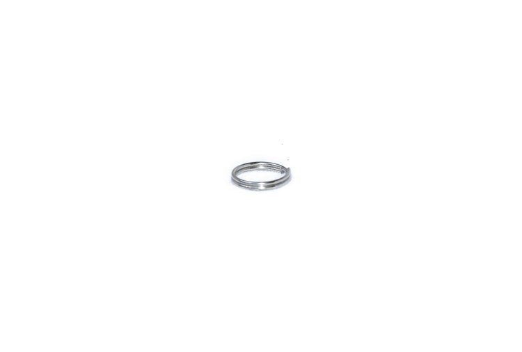 Ein kleiner, runder Schlüsselring aus Metall.