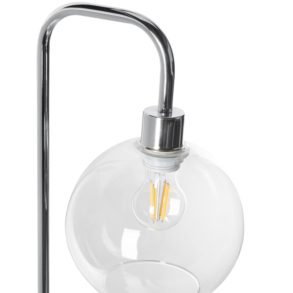 Moderne Tischleuchte aus verchromtem Metall mit gebogenem Arm, klarem Glaskugelschirm und sichtbarem LED-Leuchtmittel.