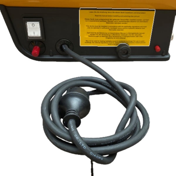 Rückansicht eines Geräts mit Netzkabel, Stecker, Ein-Aus-Wippschalter, rotem Druckknopf und Warnhinweis.