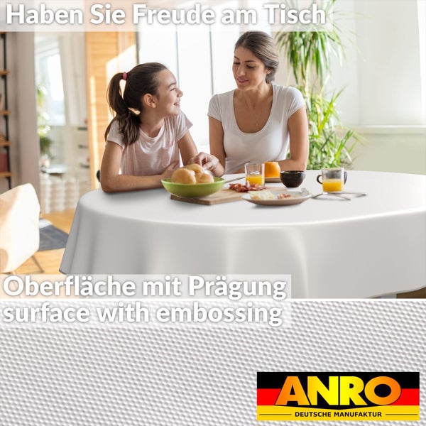 Szene mit Mutter und Tochter am Tisch mit weißer Tischdecke mit Prägung und Anro Logo