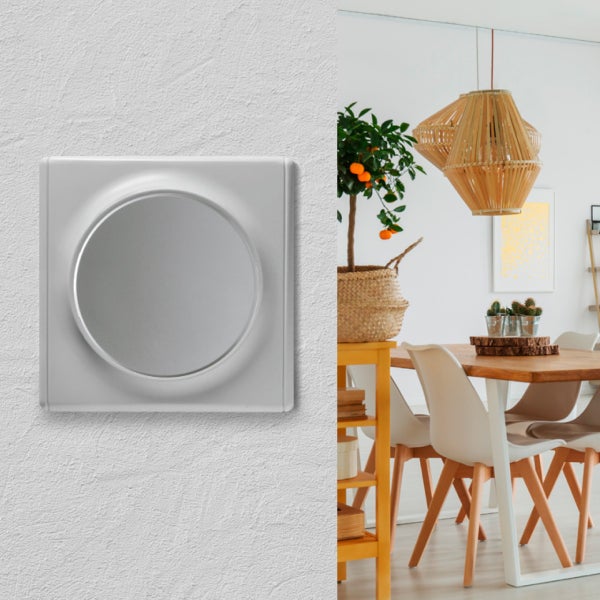Runder Lichtschalter oder Dimmer in einem modernen Wohnraum mit Essbereich und Holzmöbeln.