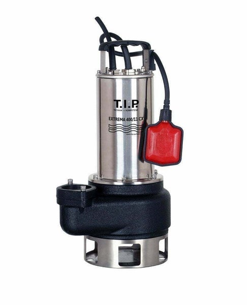 T.I.P. Schmutzwasser-Tauchpumpe Extrema 400/11 PRO aus Edelstahl im Einsatz in einem Gewässer mit angeschlossenem Schlauch und Schwimmerschalter.