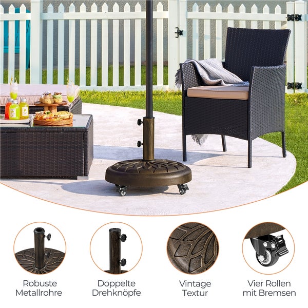 Sonnenschirmständer mit Rollen auf einer Terrasse mit Gartenmöbeln
