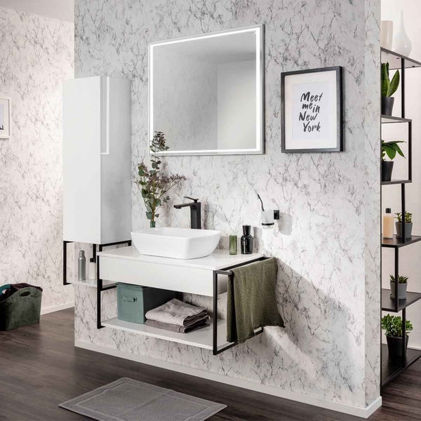 Modernes Badezimmer mit Waschtisch, Spiegel mit Beleuchtung, Hochschrank und Regal
