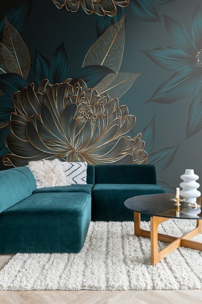 Wohnzimmer mit modularem Sofa, Couchtisch und floraler Tapete für ein helles Ambiente.