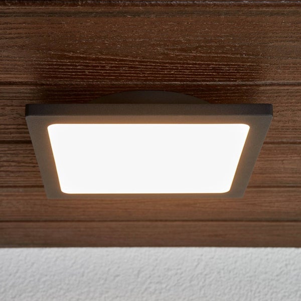 Quadratische LED-Deckenleuchte zur Aufmontage an einer Holzdecke mit flachem Profil und hellem Lichtpanel.