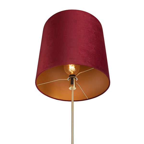 Stehlampe mit bordeauxfarbenem Lampenschirm und goldenem Innenraum