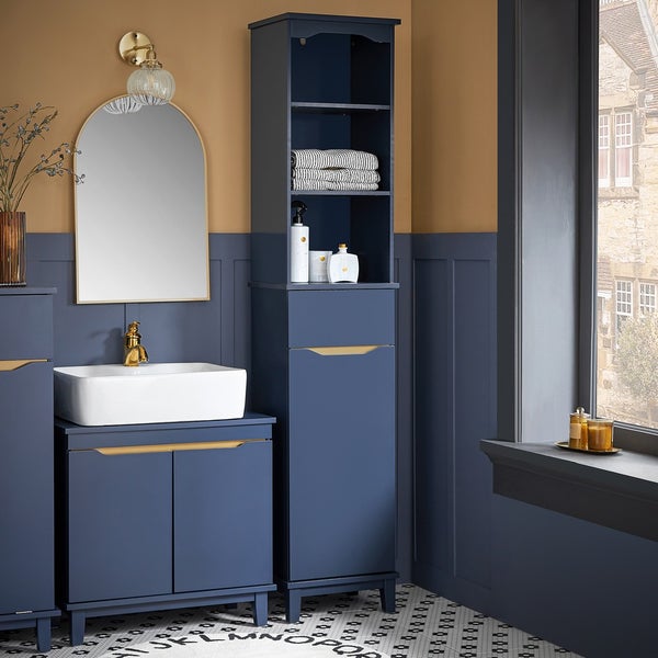 Badezimmer mit Waschbecken, Spiegelschrank und Hochschrank zur Aufbewahrung