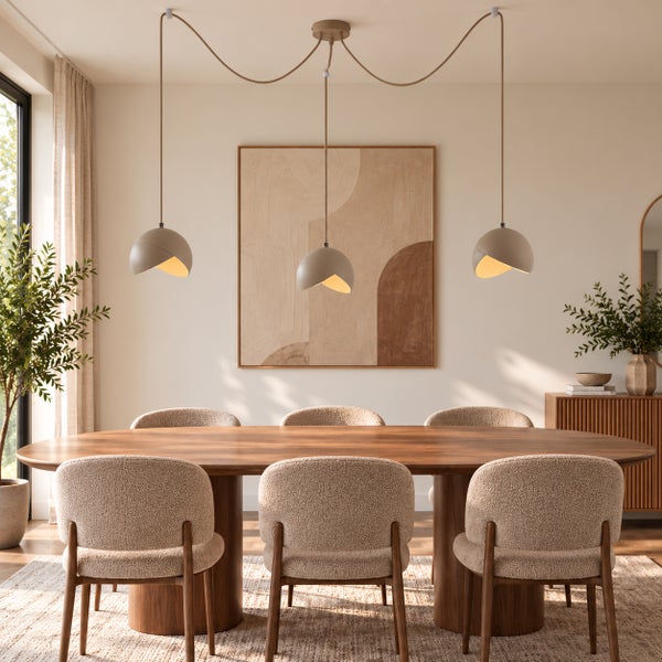 Esszimmer mit ovalem Holztisch, sechs strukturierten Stühlen und einer dreiflammigen Pendelleuchte in einem hellen, modernen Wohnraum.