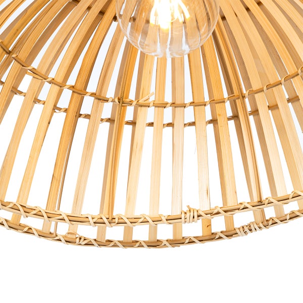 Nahaufnahme einer Pendelleuchte aus Bambus mit Glühbirne