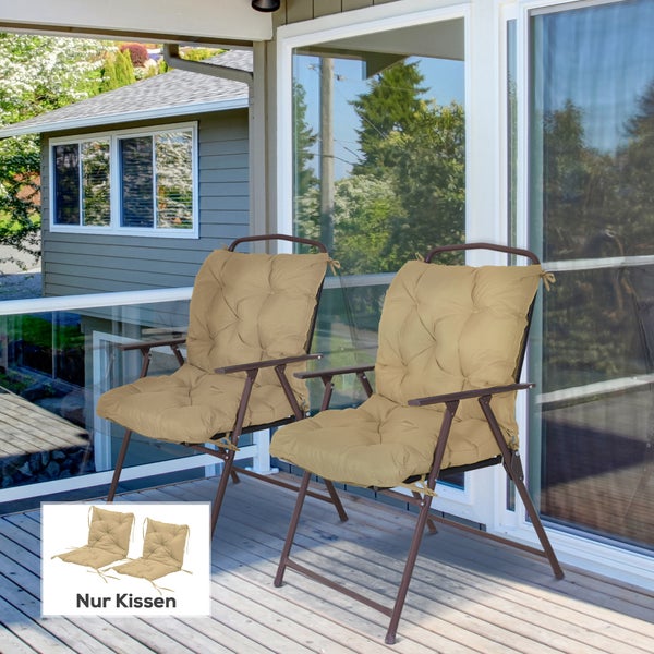 Zwei beige gesteppte Gartenstuhlkissen auf braunen Klappstühlen auf einer hellen Holzterrasse.
