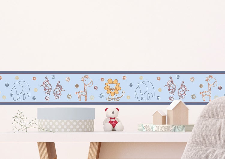 Wandbordüre für das Kinderzimmer mit Motiven von Elefanten, Affen, Giraffen und Löwen auf hellblauem Grund.