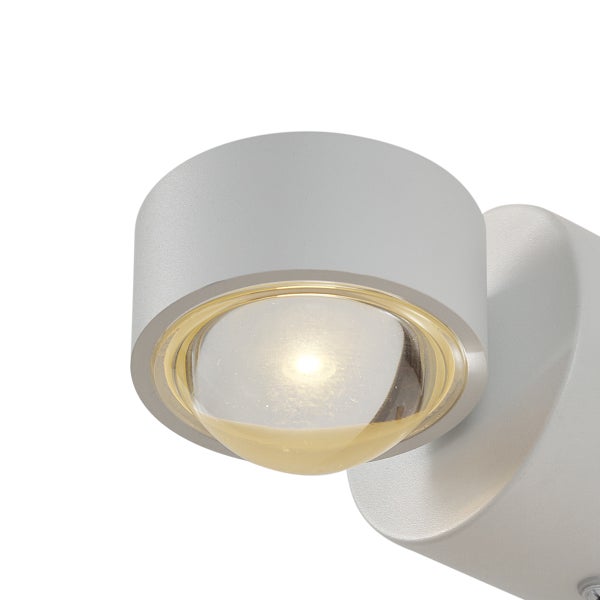 Moderne LED-Wandleuchte aus Metall mit rundem Spot und Glaskugellinse.