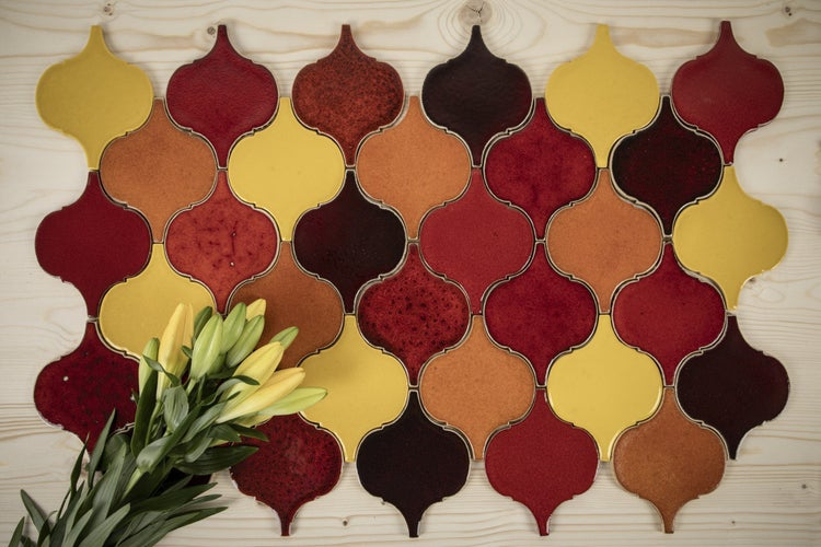 Mosaikfliesen in Arabeskenform mit Blumenstrauß