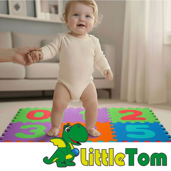 Kleinkind auf einer bunten Schaumstoff-Spielmatte mit Zahlen in einem hellen Wohnzimmer. LittleTom Logo.