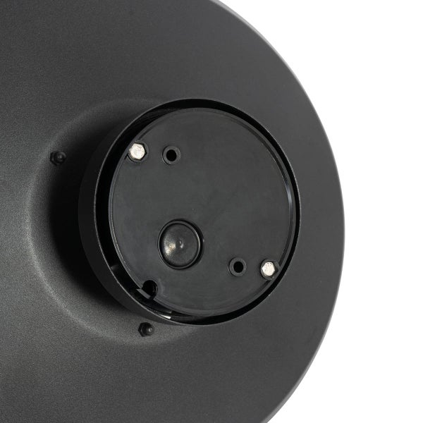 Detailansicht der Wandhalterung einer schwarzen Außenwandleuchte mit Schrauben und integriertem Sensor.