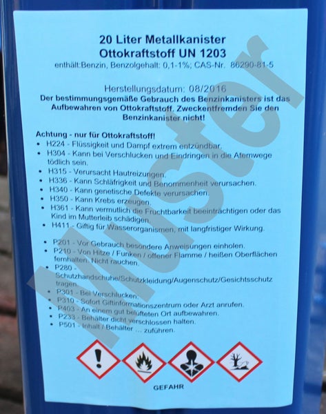 Produktaufkleber auf einem 20 Liter Metallkanister mit Sicherheitshinweisen und Gefahrensymbolen für Ottokraftstoff.