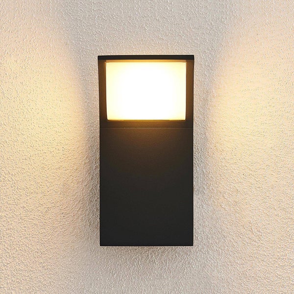 Dekorative Tischleuchte mit Holzfuß und Lampenschirm aus Stoff