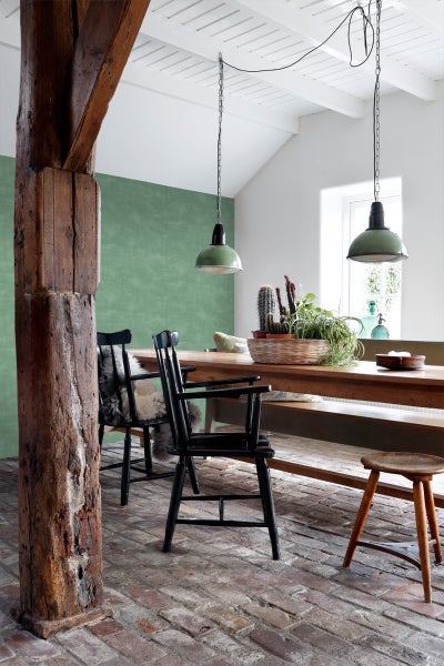 Esszimmer mit Holztisch, Stühlen und Pendelleuchten