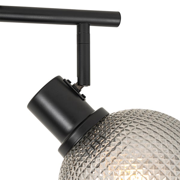 Detail einer Deckenleuchte mit strukturiertem Glasschirm