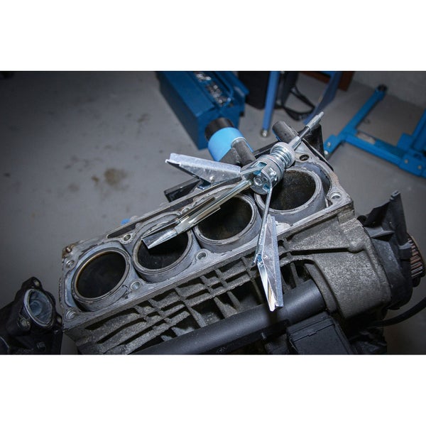 Motorblock mit Honwerkzeug zur Motorinstandsetzung