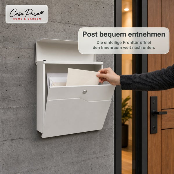 Wandbriefkasten von Casa Pura mit Frontklappe zur bequemen Postentnahme, montiert an einer Betonwand neben einer Eingangstür.